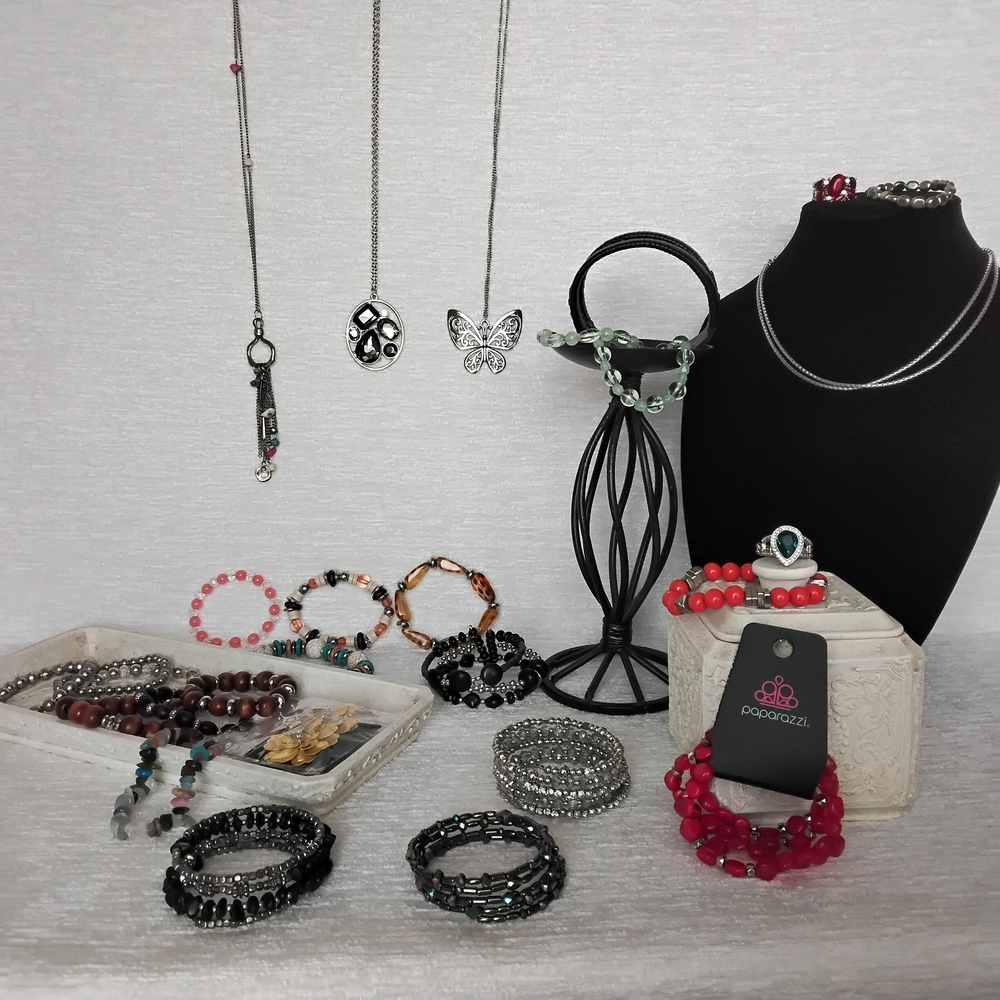 Bundle Of jewelry, 28 Pieces All Wearable. Mixed Brands Some New